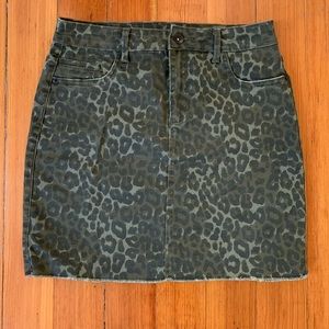 Tractr Blu green leopard print mini skirt. Size M.